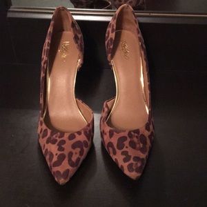 Leopard print pumps
